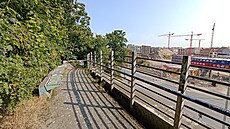 Park Santo�ka je nad tunelem Mrázovka. Musíte absolvovat 156 schod�. Chvíli se...