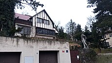 Sochy na zahradách tady nejsou nic výjime�ného. N�které uvidíte i z ulice.