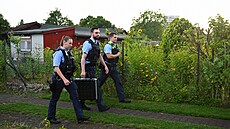 Policie v zahrádká�ské kolonii v Berlín�-Spandau na�la mu�e podez�elého ze...