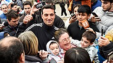 Argentinský trenér Lionel Scaloni v oble�ení fanou�k� po návratu do rodného...