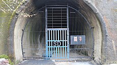 Výsypka má i svoje �metro�, proto�e na za�átku ústí odvod�ovací �tola se...