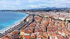 Výhled na Nice, druhé nejnav�t�vovan�j�í m�sto Francie, z Colline du Château