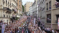 Zapln�ný Montmartre b�hem 21. etapy Tour de France