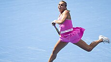 �eská tenistka Sara Bejlek v utkání s Annou Blinkovovou na Prague Open.