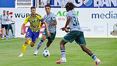 Zlínský obránce Luká� Barto�ák b�hem utkání proti Baníku Ostrava.