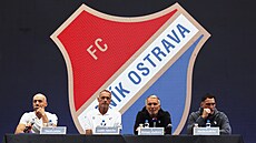 Mluv�í klubu Marek Lorenc, �éf sportovního úseku Lud�k Miklo�ko, trenér Roman...