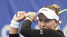Barbora Krej�íková v utkání proti Lind� Fruhvirtové na turnaji Prague Open.