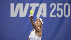 Linda Fruhvirtová podává v utkání proti Barbo�e Krej�íkové na Prague Open.