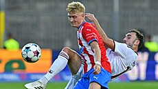 Brn�nský úto�ník Tadeá� Vachou�ek ve st�etu s Andrewem Irvingem ze Sparty.