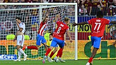 Daniel Va�ulín slaví se spoluhrá�i ze Zbrojovky Brno úvodní gól proti Spart�.