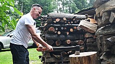 �éf teplických fotbalist� Rudolf �epka �típá d�íví u fanou�ka, s ním� prohrál...