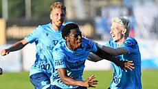 Úste�tí fotbalisté slaví vít�zný gól v zápase s Kladnem, vpravo Tomá� Kott.