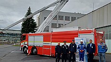 Unikátní hasi�ský speciál p�evzali hasi�i ze sokolovské chemi�ky Synthomer ve...