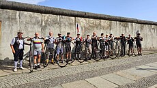 Skupina p�átel velociped�, kte�í si �íkají Víde�áci 2023, v �ervenci dojela do...