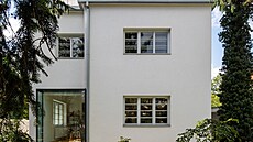 Pohled ze zahrady, kam je krásný výhled p�es zimní zahradu od jídelního stolu.