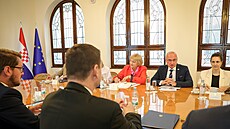 Spole�né jednání tým� ministra zahrani�í Petra Macinky a Gordana...