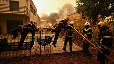 Hasi�i se sna�í uhasit plameny lesního po�áru v Lege-Cap-Ferret (24. �ervence...