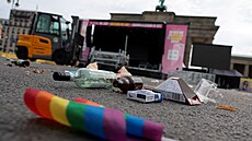 Lidé se scházejí po útoku na LGBT pr�vod u parku Tiergarten, pokládají zde...