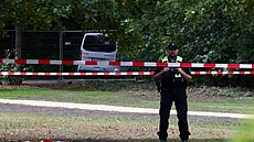 Lidé se scházejí po útoku na LGBT pr�vod u parku Tiergarten, pokládají zde...