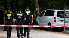 Lidé se scházejí po útoku na LGBT pr�vod u parku Tiergarten, pokládají zde...