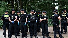 Lidé se scházejí po útoku na LGBT pr�vod u parku Tiergarten, pokládají zde...