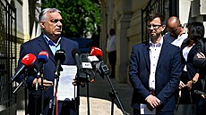 Bývalý ma�arský premiér Viktor Orbán hovo�í p�ed sídle své strany Fidesz (22....