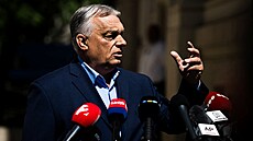 Bývalý ma�arský premiér Viktor Orbán hovo�í p�ed sídle své strany Fidesz (22....