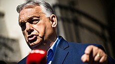 Bývalý ma�arský premiér Viktor Orbán hovo�í p�ed sídle své strany Fidesz (22....