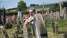 Zahrani�ní dobrovolníci v Hole�ov� uklízejí �idovský h�bitov a pomáhají s...
