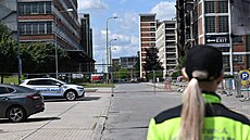 Hasi�i p�estali zkráp�t vodou trosky �áste�n� z�ícené vý�kové budovy �íslo 34 v...
