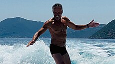 Janek Ledecký ukázal vypracovanou postavu. (19. �ervence 2026)