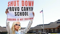 Paris Hiltonová p�ed budovou Provo Canyon School s transparentem vyzývajícím k...