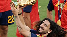 �pan�lský obránce Marc Cucurella s pohárem po vít�zství FIFA 2026