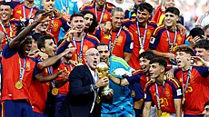 �pan�lský trenér Luis de la Fuente s trofejí pro mistry sv�ta.