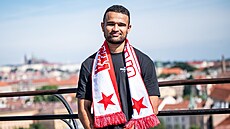 Patrick Samoura se vrací do Prahy, ale tentokrát posílil Slavii.