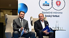 P�edseda Fotbalové asociace �R David Trunda (vpravo) a generální �editel �SOB...