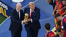Americký prezident Donald Trump a p�edseda Mezinárodní fotbalové federace...