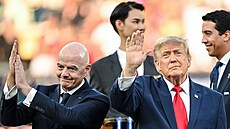 Americký prezident Donald Trump a p�edseda Mezinárodní fotbalové federace...
