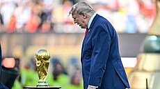 Americký prezident Donald Trump a p�edseda Mezinárodní fotbalové federace...