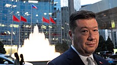 Tisková konference p�ed hotelem v Pekingu, kam Tomio Okamura dorazil letadlem....