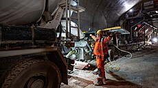 Stavba�i betonují sekundární ost�ní tunelu Dolní Radechová na stavb� obchvatu...