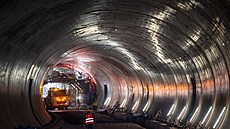 Stavba�i betonují sekundární ost�ní tunelu Dolní Radechová na stavb� obchvatu...