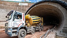 Stavba�i betonují sekundární ost�ní tunelu Dolní Radechová na stavb� obchvatu...