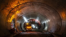 Stavba�i betonují sekundární ost�ní tunelu Dolní Radechová na stavb� obchvatu...
