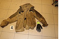 Bunda a rukavice zem�elého mu�e. Poznáváte je?