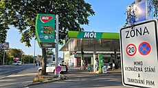 Ceny u �erpací stanice MOL v Praze u Smíchovského nádra�í v pond�lí ráno: litr...