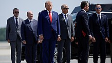 Prezident Donald Trump se  zú�astnil repatriace t�l �ty� amerických voják�,...