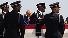 Prezident Donald Trump a ministr obrany Pete Hegseth se zú�astnili repatriace...