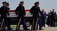 Prezident Donald Trump a ministr obrany Pete Hegseth se zú�astnili repatriace...