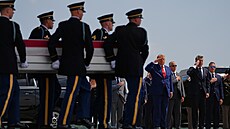Prezident Donald Trump a ministr obrany Pete Hegseth se zú�astnili repatriace...